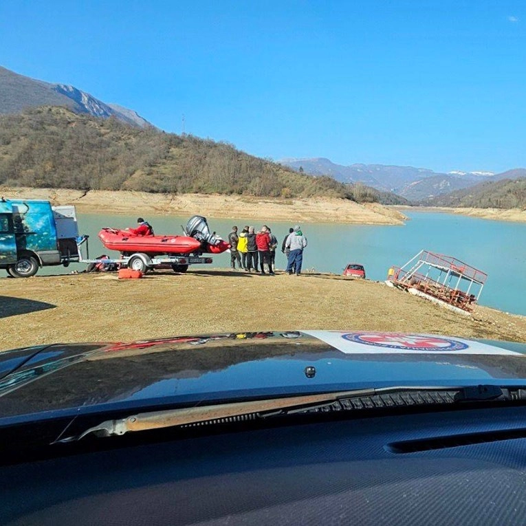 Muškarac otišao u ribolov na Jablaničko jezero i nestao